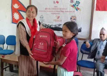 संविधानसभा सदस्य थापाद्धारा स्याङ्जामा शैक्षिक सामग्री वितरण